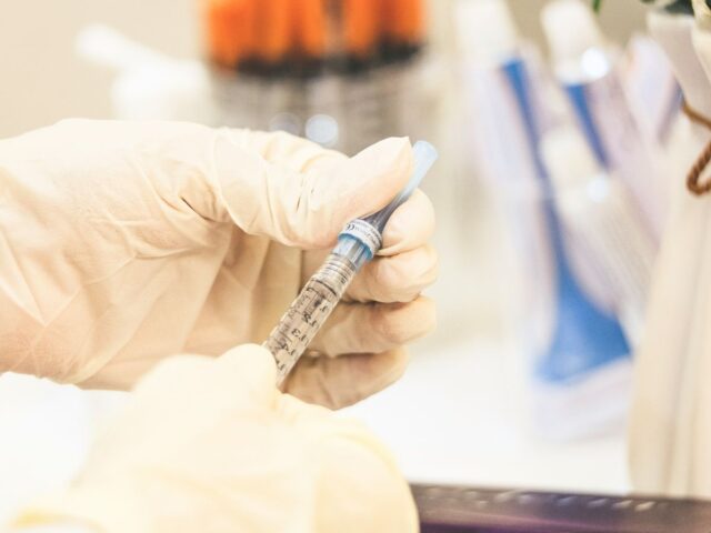 Ботокс или Релатокс: в чём разница и что лучше выбрать в 2026 году